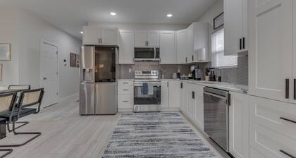 Luxury Modern Nearby Downtown Indy Escape: New Built. Game Room, 75” TVs