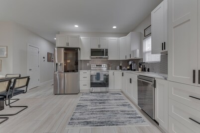 Luxury Modern Nearby Downtown Indy Escape: New Built. Game Room, 75” TVs