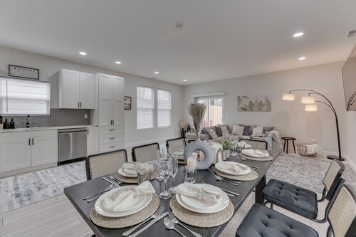 Luxury Modern Nearby Downtown Indy Escape: New Built. Game Room, 75” TVs