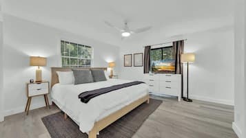 5 Schlafzimmer, Schreibtisch, Bügeleisen/Bügelbrett, Reisekinderbett