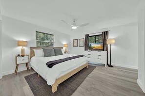 5 bedrooms, desk, iron/ironing board, travel cot