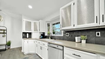 Een koelkast, een magnetron, een oven, een kookplaat