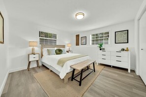 5 sovrum, skrivbord, strykjärn/strykbräda och resesäng