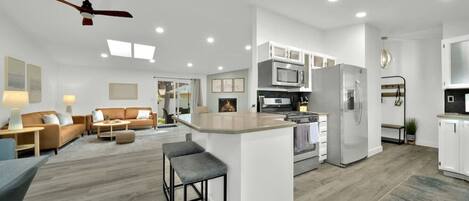 Refrigerador, microondas, horno y parrilla de estufa