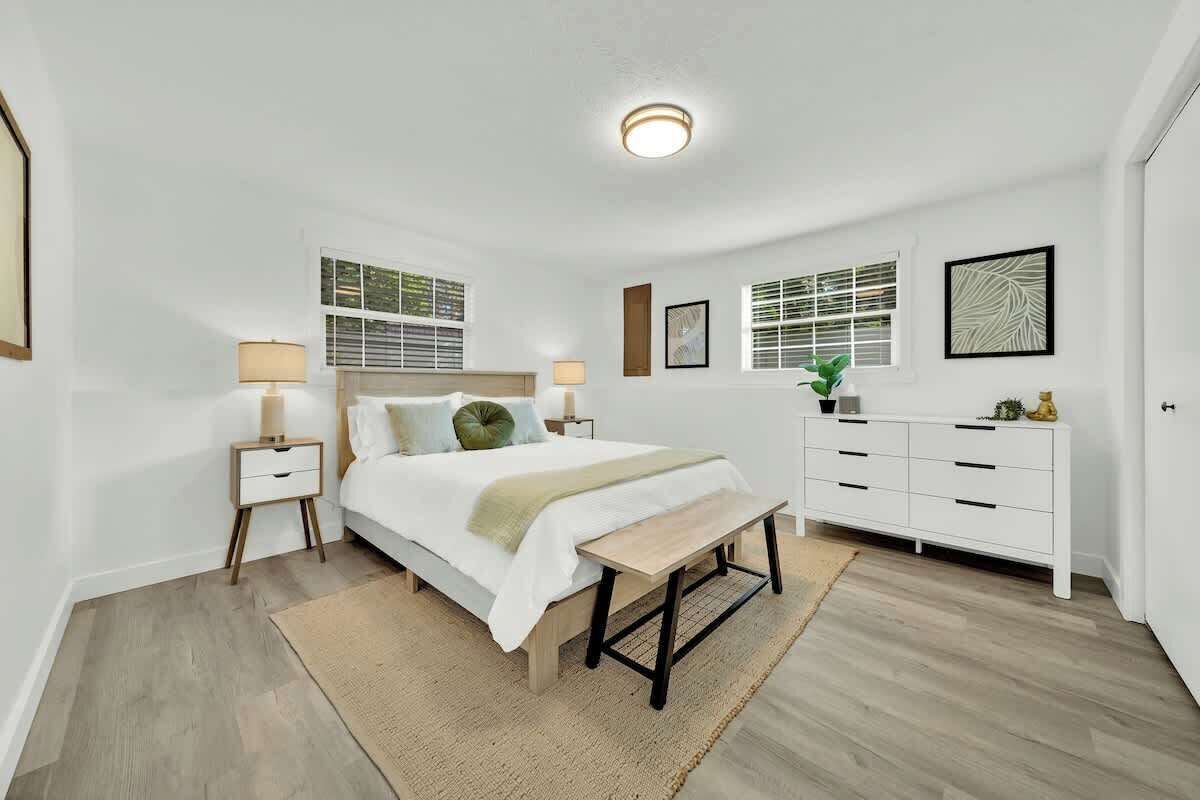 5 habitaciones, tabla de planchar con plancha y cuna de viaje 