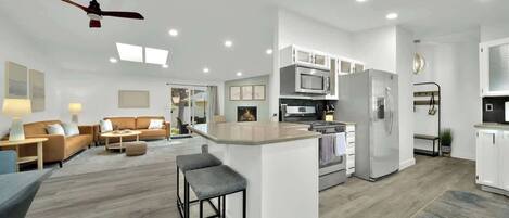 Réfrigérateur, micro-ondes, four, plaque de cuisson