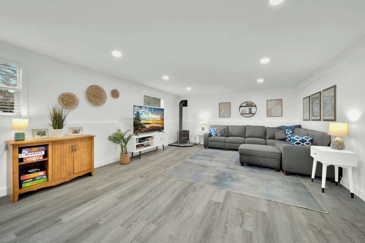 Een smart-tv, een open haard en een kantoor