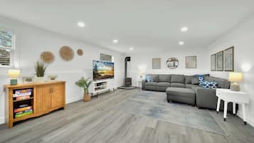 Een smart-tv, een open haard en een kantoor