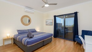 5 bedrooms, desk, bed sheets