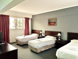 Escritorio, wifi gratis y ropa de cama