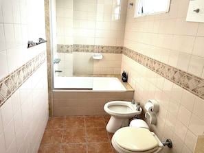 Ducha, secador de pelo, toallas, jabón