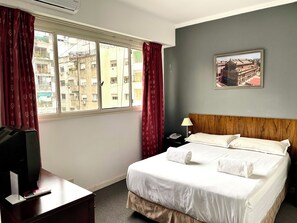 Chambre Double Standard | Salle de bain | Douche, sèche-cheveux, serviettes fournies, savon