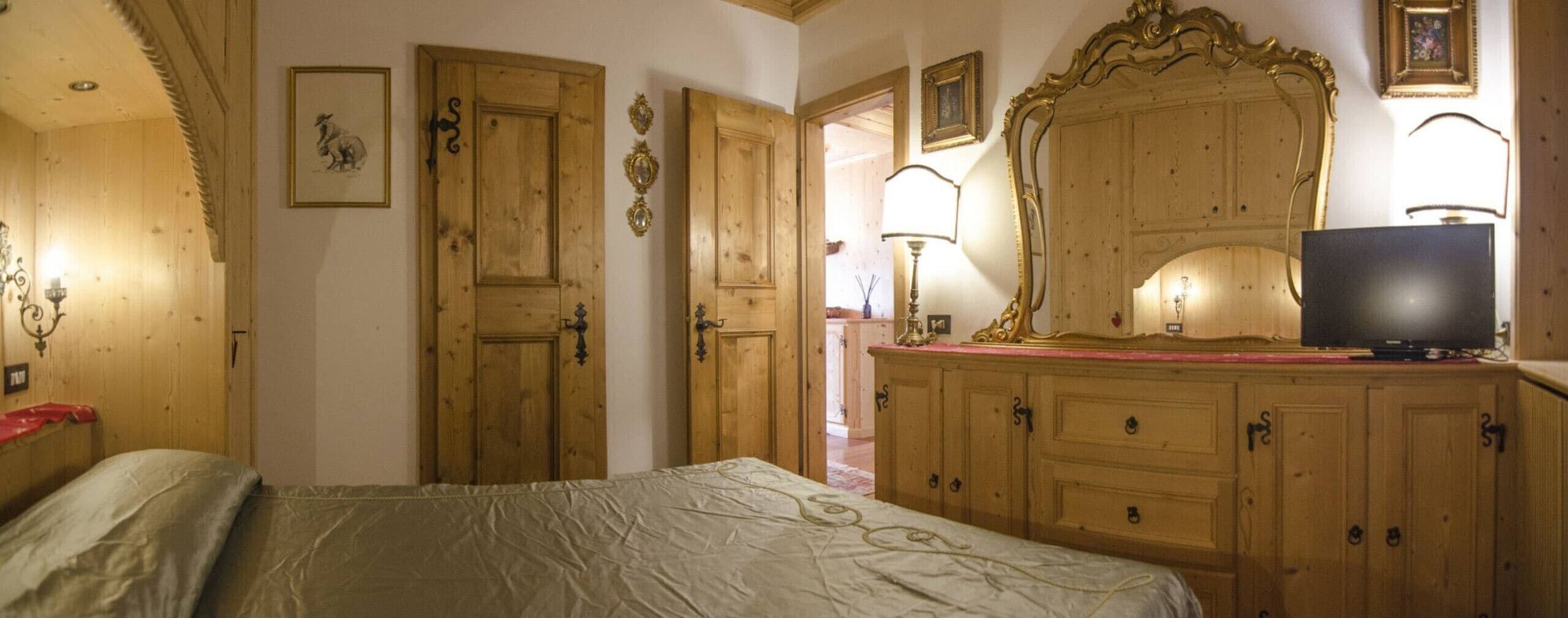 2 bedrooms, travel crib, bed sheets