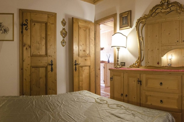 2 bedrooms, travel crib, bed sheets