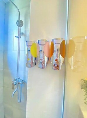 Ducha, secador de pelo, toallas y jabón
