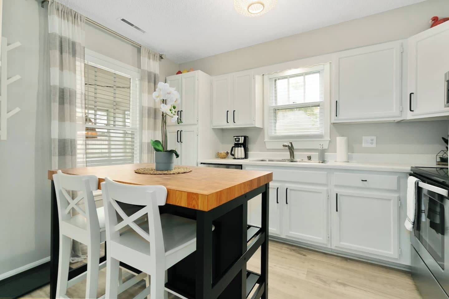 Kjøleskap, mikrobølgeovn, ovn og kokeplater