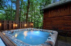 Outdoor spa tub - Quiet Quail Cabin in Broken Bow
 (Broken Bow)