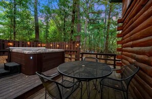 Outdoor dining - Quiet Quail Cabin in Broken Bow
 (Broken Bow)