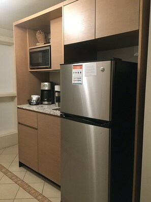 Réfrigérateur, micro-ondes, batterie de cuisine, vaisselle et ustensiles