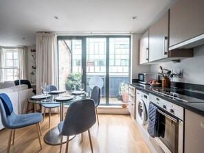 Kühlschrank, Mikrowelle, Ofen, Geschirrspüler