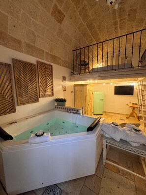 Luxe studio suite | Indoor spabad