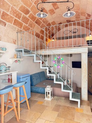 Junior Studio Suite | Living area | 32-inch flat-screen TV with cable channels, TV - B&B CASA FIORE (Polignano a Mare)