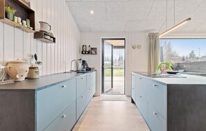 Kjøleskap, mikrobølgeovn, oppvaskmaskin og kaffetrakter/tekoker