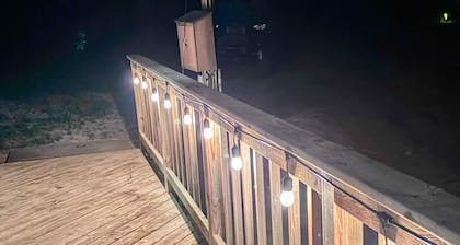 Cozy Quiet Water front Cabin for the perfect get away. 5 minutes from town.