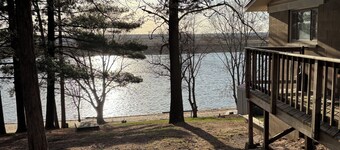 Cozy Quiet Water front Cabin for the perfect get away. 5 minutes from town. 