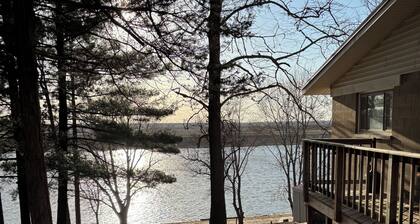 Cozy Quiet Water front Cabin for the perfect get away. 5 minutes from town.