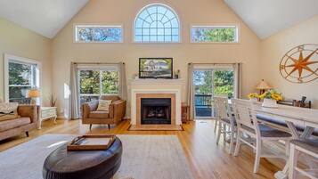 Smart TV, chimenea, videojuegos y reproductor de DVD