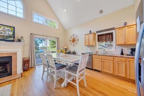 Fridge, microwave, oven, stovetop - Shangri-La -dogs friendly, firepit, wifi, 2 kayaks, 2 kitchens, and a Pool Table (Huddleston)