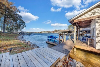 Shangri-La -dogs friendly, firepit, wifi, 2 kayaks, 2 kitchens, and a Pool Table