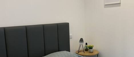 1 室のベッドルーム、デスク、アイロン / アイロン台、WiFi (無料)