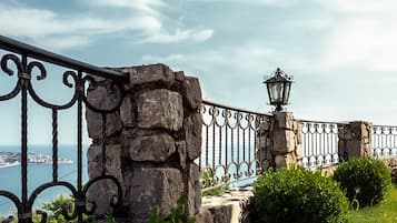 Romantic Villa | Terrace/patio