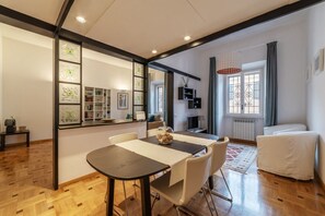Dining - GuestHost - A stunning 80 sq.m. apartment located on the fifth floor, of six in total, of a renovated period building with elevator (not suitable for the disabled, two steps to reach it).Perfect for 4 people it is located in the heart of Trastevere.Trast (Roma)