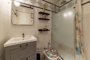 Shower, bidet - GuestHost - A stunning 80 sq.m. apartment located on the fifth floor, of six in total, of a renovated period building with elevator (not suitable for the disabled, two steps to reach it).Perfect for 4 people it is located in the heart of Trastevere.Trast (Roma)