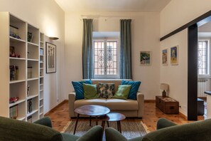 Living area - GuestHost - A stunning 80 sq.m. apartment located on the fifth floor, of six in total, of a renovated period building with elevator (not suitable for the disabled, two steps to reach it).Perfect for 4 people it is located in the heart of Trastevere.Trast (Roma)