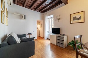 Living area - GuestHost - Apartment located on the second floor, of four in total, of a period building NOT equipped with a lift.The apartment comfortably accommodates 4 people with two double bedrooms, in a total of 60 m2 of space.The house is actually located in the (Roma)