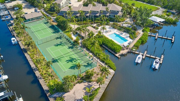 Sports court - Beautiful waterfront condo with gulf access (Bokeelia)