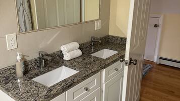 SĂšche-cheveux, serviettes fournies