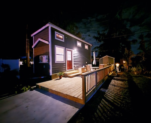 Cozy Tiny Home in Bradenton, FL. - Close to Beaches, Dining & Fun!