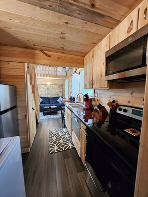 Kylskåp, mikrovågsugn, ugn och spishäll