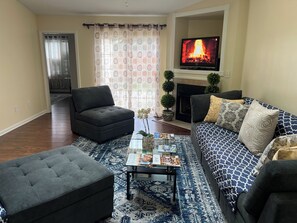 Smart TV, fireplace, books - Cozy and Spacious Condo: Prime Location, Minutes from Beach and Downtown! (Charleston)