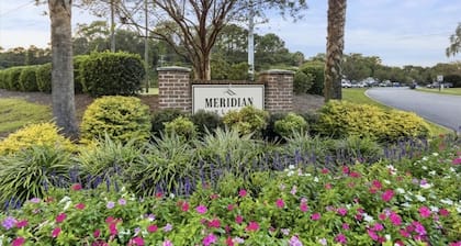 Cozy and Spacious Condo: Prime Location, Minutes from Beach and Downtown!