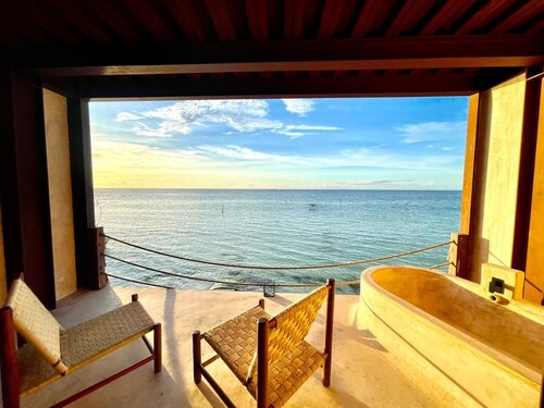 Incredible Suite Room with POOL VIEW & TUB / 1 King Size