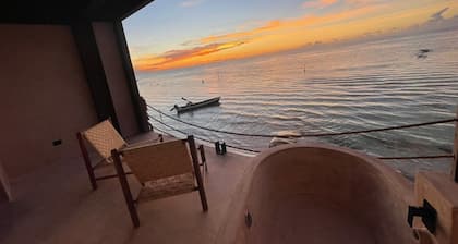 Incredible Suite Room with POOL VIEW & TUB / 1 King Size