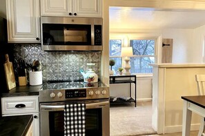 Coffee/tea maker, cookware/dishes/utensils, spices, paper towels - Unique retreat in the trees KING bed Sunroom (Royal Oak)