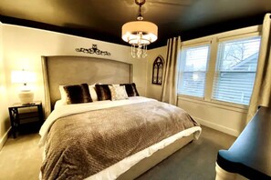 1 bedroom, in-room safe, iron/ironing board, travel cot - Unique retreat in the trees KING bed Sunroom (Royal Oak)