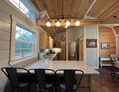 Cozy Country Cottage; Family Retreat
Just minutes from Circle T